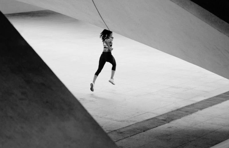 Mujer corriendo al aire libre, representando la vitalidad y el bienestar que se fomenta en el mejor gimnasio de Caballito, CABA.